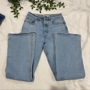 ON HOLD Levi’s Ribcage Flare in Tango Light 🦋